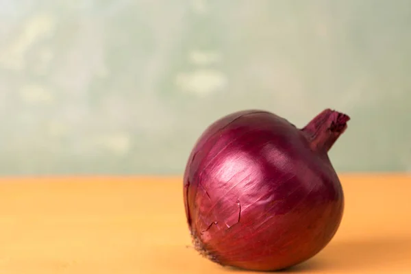 Rote Zwiebel auf dem Tisch — Stockfoto