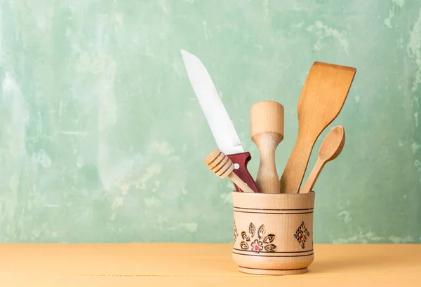 Utensilios de cocina sobre mesa de madera — Foto de Stock