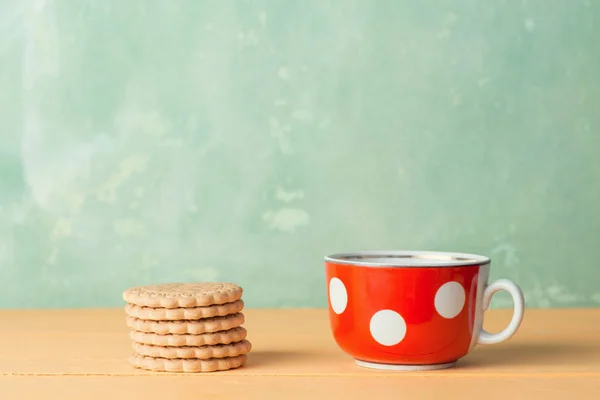 Red cup and cookies — Stock Photo, Image