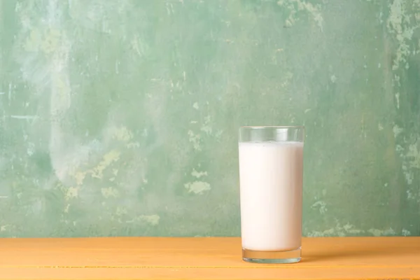 Un bicchiere di latte in tavola — Foto Stock