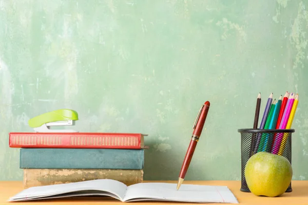 Schoolbenodigdheden op tafel — Stockfoto