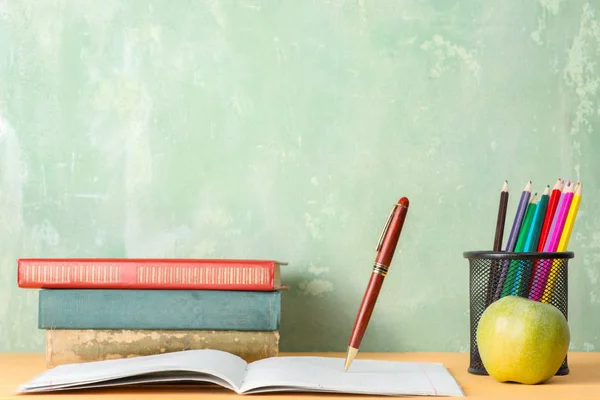 Schoolbenodigdheden op tafel — Stockfoto