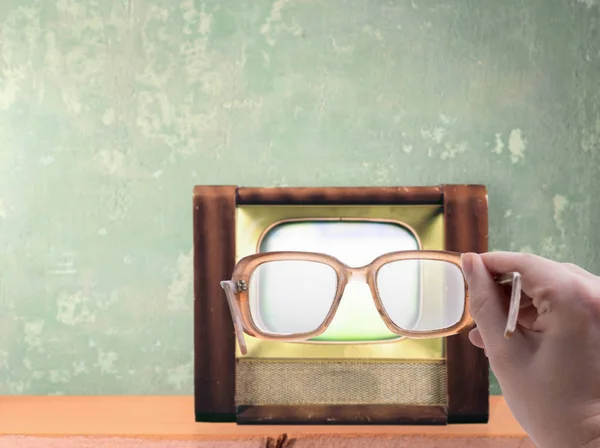 Винтажные очки и телевизор — стоковое фото