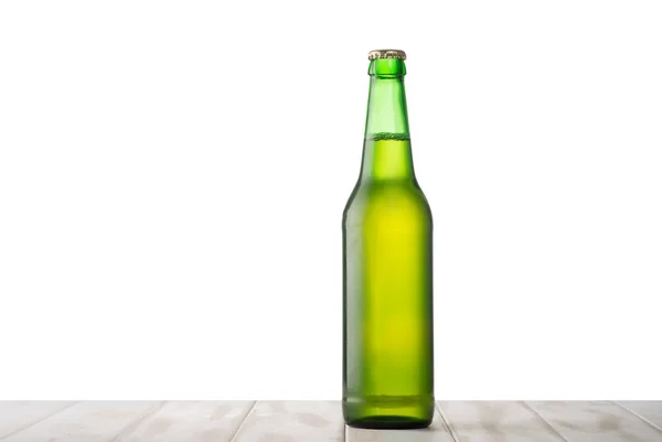 Бутылка пива на белом столе — стоковое фото