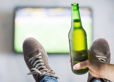 TV duvar ve bir şişe bira
