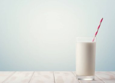 Bir bardak süt masada 