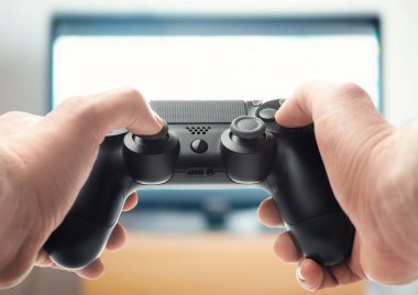 bir gamepad ile erkek el