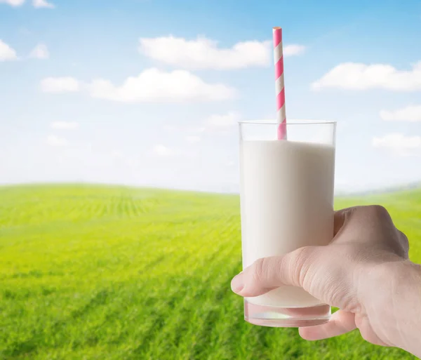Glas mjölk i handen — Stockfoto