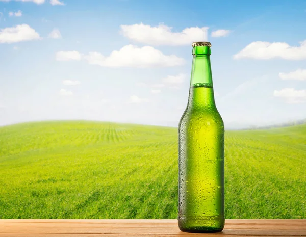 Botella de cerveza en una mesa — Foto de Stock