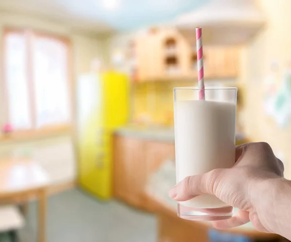 Copo de leite na mão — Fotografia de Stock