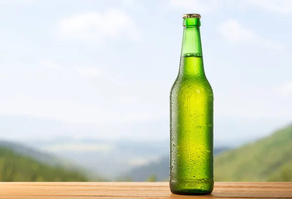 Eine Flasche Bier auf natürlichem Hintergrund — Stockfoto