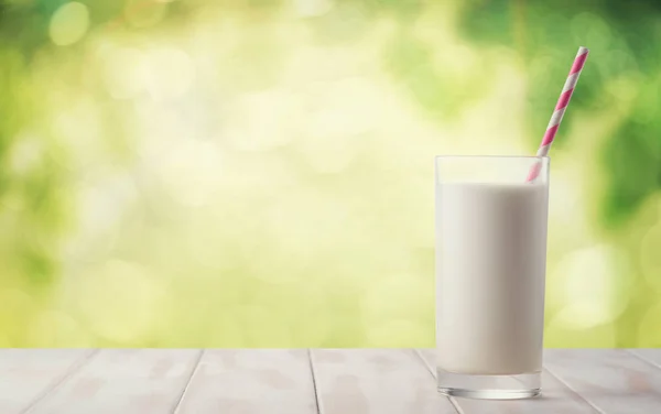 Молоко на естественном фоне — стоковое фото