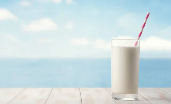 Молочный коктейль на столе — стоковое фото