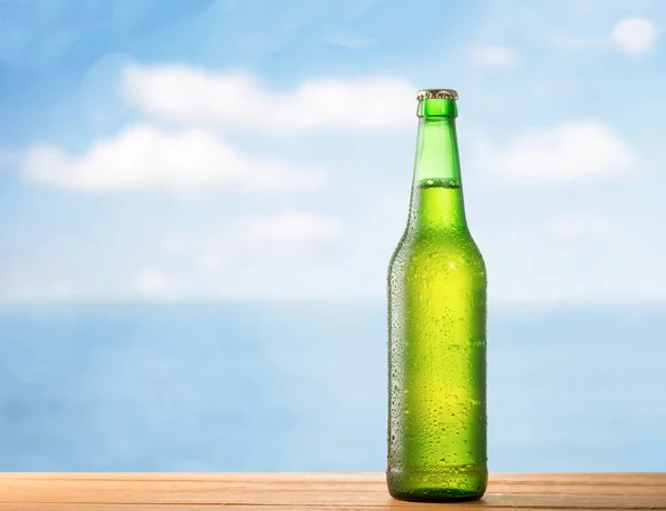 Бутылка пива и море — стоковое фото