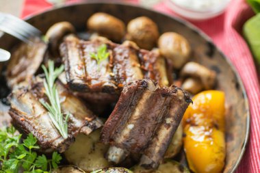 Bir tavada ızgara kaburga