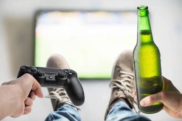 Relaxe perto de TV e jogos de vídeo (visão em primeira pessoa ) — Fotografia de Stock