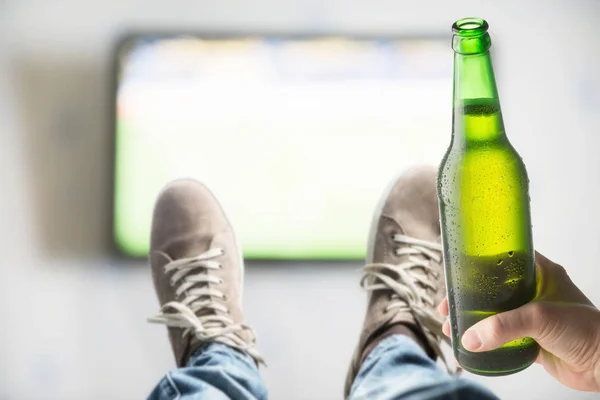 Hombre Relajarse cerca de la TV — Foto de Stock