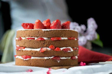 Masanın üzerine çilek pasta