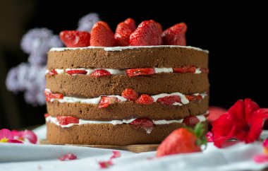 Masanın üzerine çilek pasta