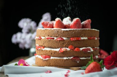 Masanın üzerine çilek pasta