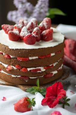 Masanın üzerine çilek pasta