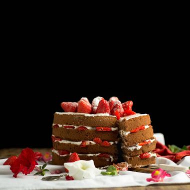 Masanın üzerine çilek pasta