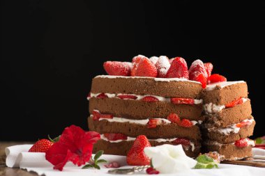 Masanın üzerine çilek pasta