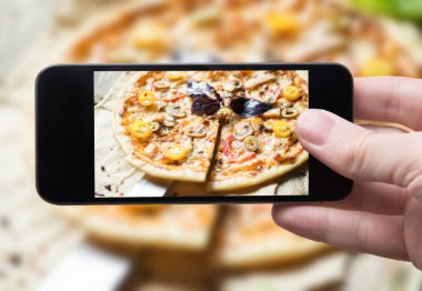 Mobil fotoğraf çekme adam