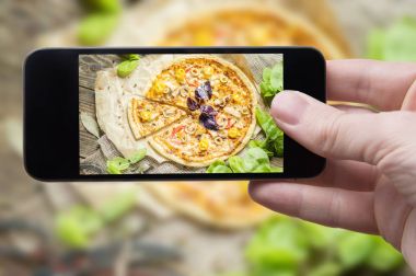 Mobil fotoğraf çekme adam