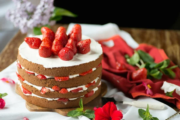 Cake met aardbeien op tafel — Stockfoto