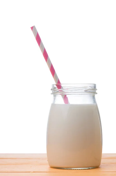 Botella de leche sobre una mesa — Foto de Stock