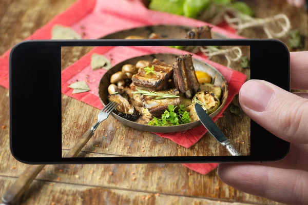 depositphotos 154076338 stock photo man taking photo of dish курица с телефоном картинки