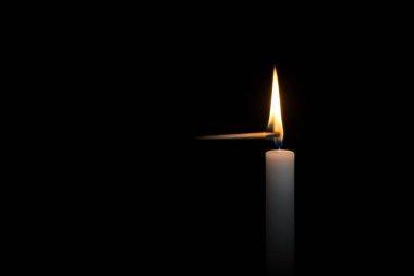 Karanlığın içinde mum aydınlatma