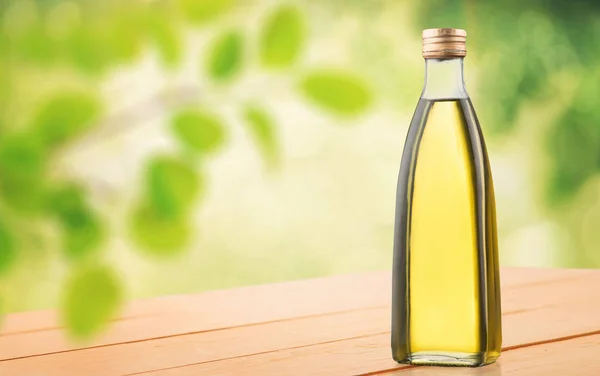 Оливкова олія на столі — стокове фото