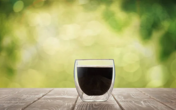 Un bicchiere di caffè sul tavolo — Foto Stock