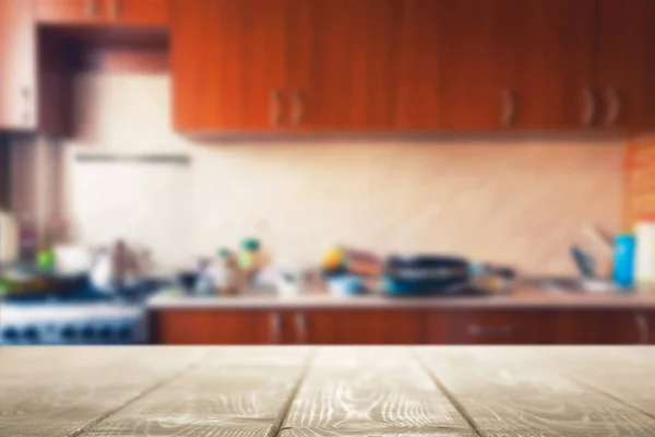 Mesa de madeira na cozinha — Fotografia de Stock