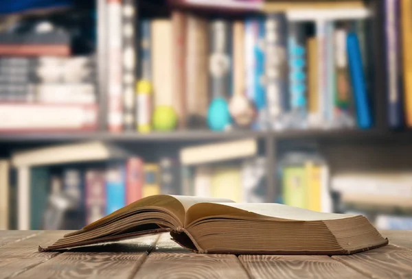 Masanın üzerinde kitabı aç