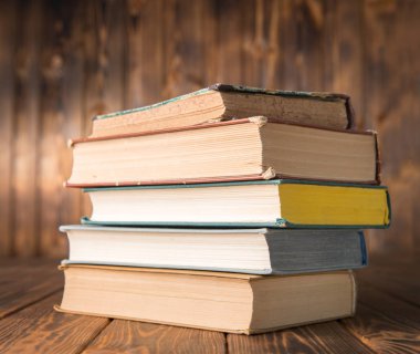 Masada bir yığın kitap