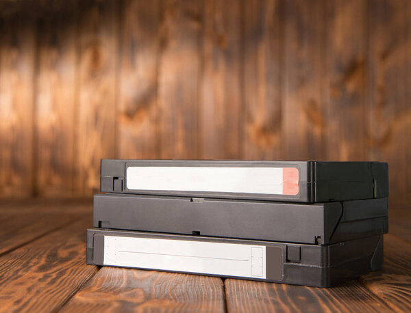 Видеокассеты на столе
