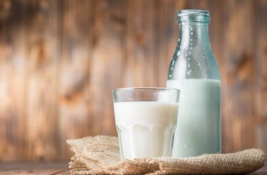 şişe ve bardak süt