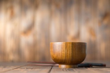 ahşap kase ve yemek çubukları