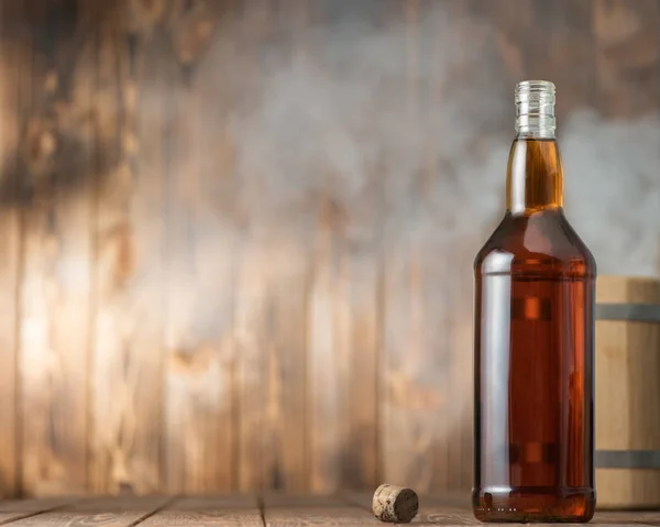 Whisky Botella en la mesa —  Fotos de Stock