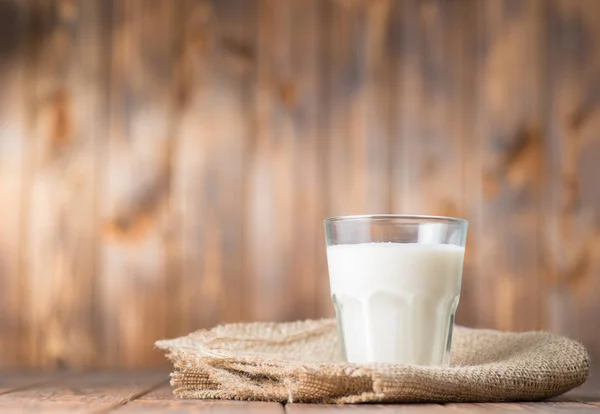 Стакан молока на столе — стоковое фото