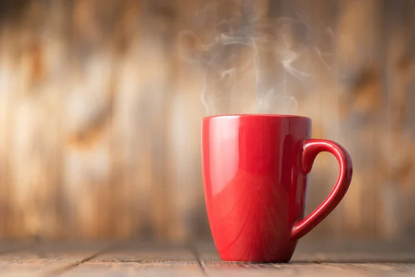 Taza roja en la mesa —  Fotos de Stock