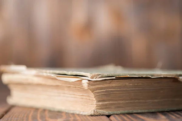 Старая книга на столе — стоковое фото