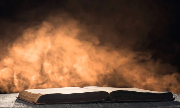 Buch auf dem Schreibtisch aufschlagen — Stockfoto