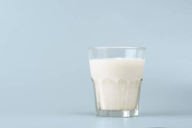 mavi bir arka plan üzerinde süt