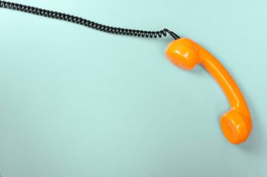 Mavi bir arka plan üzerinde Vintage cep telefonu. 
