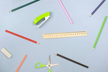 Gri arka planda okul malzemeleri.