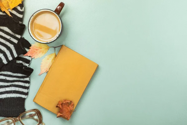 Kitap, sütlü kahve — Stok fotoğraf